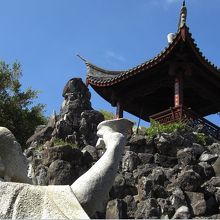 盃を掲げる像。