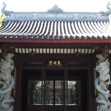 東冶堂。中には観賞用の大壺が展示されていました。