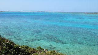 岬に寄せては返す波色は、エメラルドグリーンの淡い波。