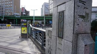 水道橋の駅と後楽園を結んで、人通りが激しい橋