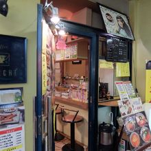 入口は、何ややかわからない感じ