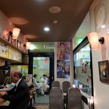 カウンターにテーブル