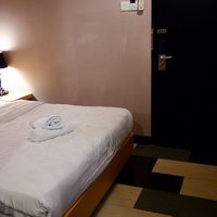 ドア開けてすぐにベッド