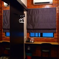 開かない大きな窓。デスクライトは無い。大きな姿見がある。