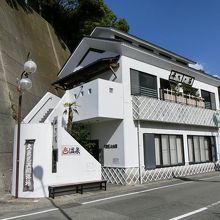 1階は公民館。すぐ後ろは崖です。