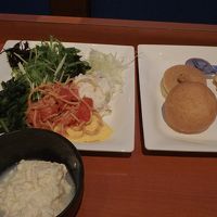 朝食。手前は豆腐。和食のほうが充実しています。