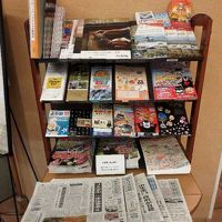 各種のクーポン付無料ガイド誌と閲覧用の新聞