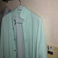 壁のカード・キーのホルダーにハンガーの服が被さる。