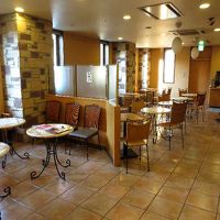 ロビー(手前)と朝食会場(奥)