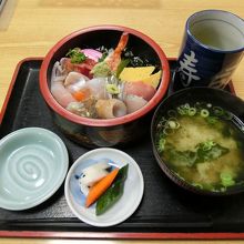 ちらし丼を食べました。