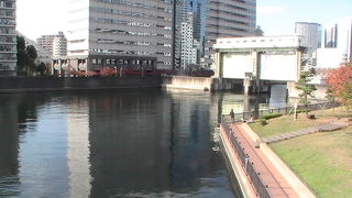 目黒川の下流で天王洲運河の周囲にある眺めの良い親水公園です