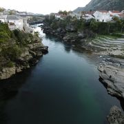 モスタルを南北に流れる川