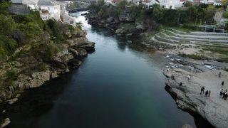 モスタルを南北に流れる川