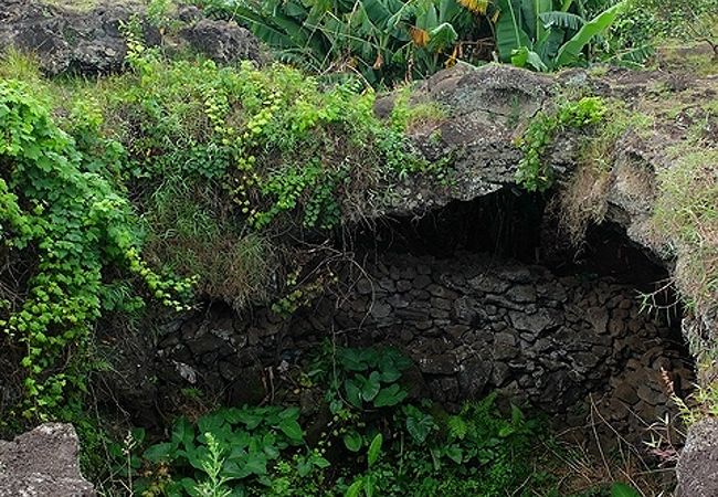 溶岩台地の窪地や洞窟を利用した畑兼隠れ家だった場所