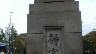 橋下には山手線の電車が頻繁に走っている