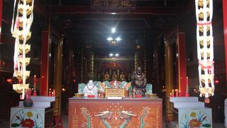 市場近くの中国寺院