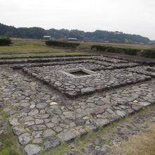 田んぼの中にあります