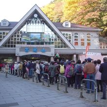 ロープウェイ乗り場前な長蛇の列です。