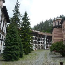 門から見て正面の突き当りが入り口