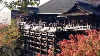 紅葉シーズンは平日でも混雑します