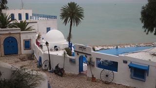 地中海と白い家並みが美しい