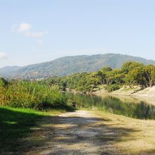 宇治川と桂川の先に見える山は天王山