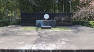 電球フィラメントに使った八幡の竹に由来し石清水八幡宮駐車場付近にある記念碑です