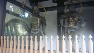 四天王像が睨みを利かせています