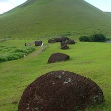 柔らかな緑の遺跡公園風敷地に、放棄されたプカオが点在。