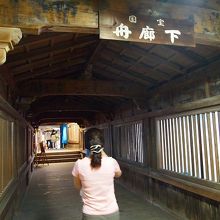 観音堂からこの舟廊下を通ると、都久夫須麻神社に繋がっています