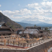 「これぞ日本」という富士山と茅葺の家の風景