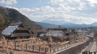 「これぞ日本」という富士山と茅葺の家の風景