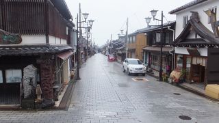 木彫りの店が数多く並んだ落ち着いた街並みです