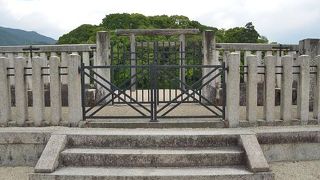 尾根を利用して築かれた前方後円墳