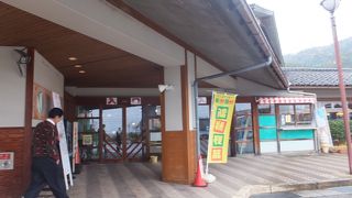 土産物屋の他、レストラン、温浴施設、彫刻体験などができます