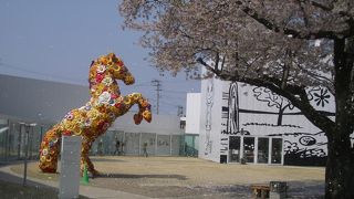 桜の季節に訪れたい現代アートと街並みのコラボ！