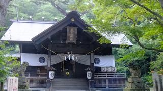 春日山の城跡近くの神社