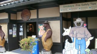 抱いたり触ってして楽しめる展示品もある