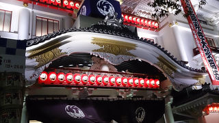 夜のライトアップも趣がある歌舞伎座。
