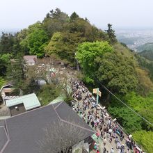 登頂の道中で一番大きな休憩所(展望所)からの景色と人の行列