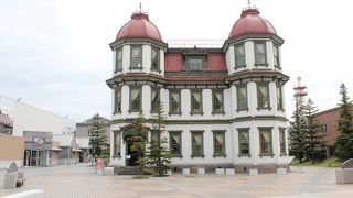 観光もしやすいエリアにあり、色合いもとても綺麗な古建造物