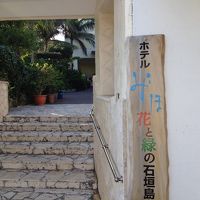 門を抜けると建物があります