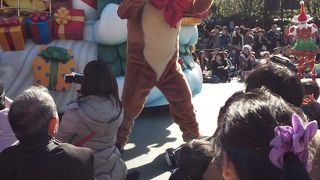 パレードのトナカイ軍団、見てください！笑えます！