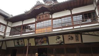 大正時代に建てられた劇場で、法被を着て記念写真はいかが？！