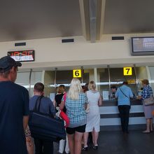 窓口はそこそこ混雑だが整然としている