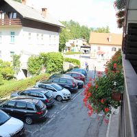 駐車場（湖側と反対側の部屋になるとこんな眺望）