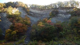 白い岩肌が目立ちます