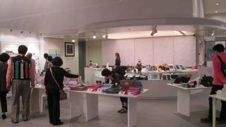 美術を楽しむ雰囲気に包まれている。