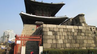 半円形が特徴の城郭門