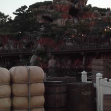 マークトゥエイン号乗り場からスプラッシュマウンテン方向